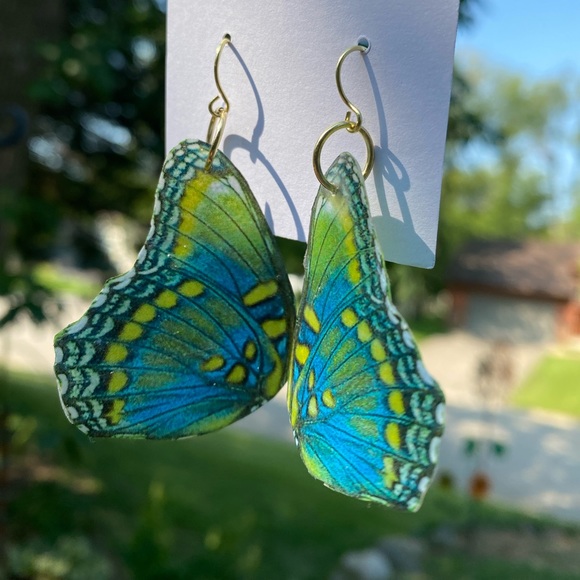 Resin butterfly wing earrings - Picture 1 of 4